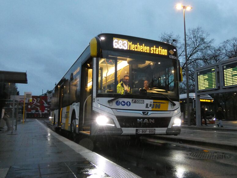 Bestand:Lijn 683 Mechelen Station (Vilvoorde Station) ADeVoeght HYB MAN.jpeg