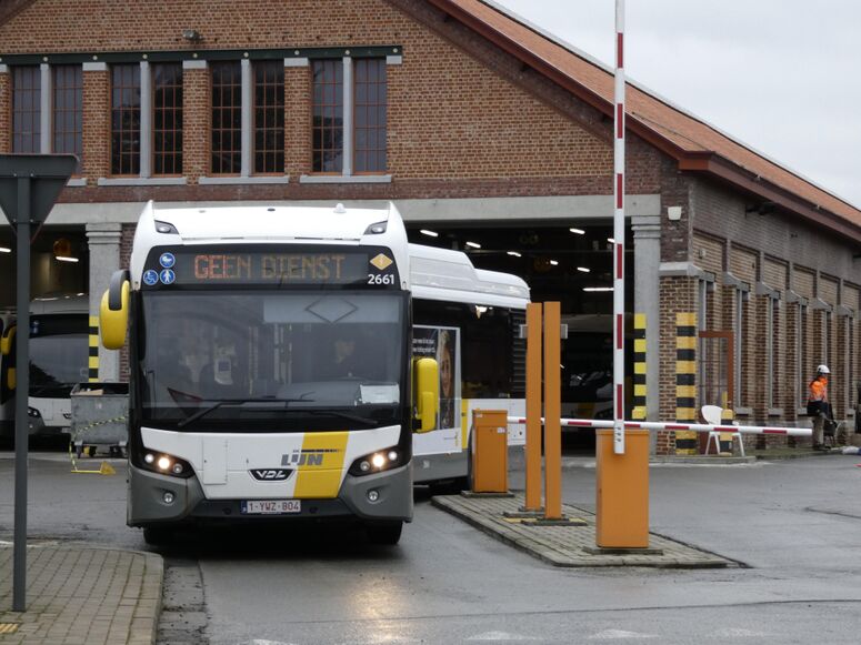 Bestand:Grimbergen Stelplaats Gelede VDL rijdt uit depot.jpeg