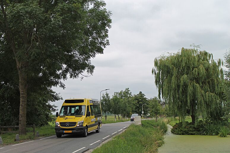 Bestand:5819 Qbuzz6675 Weverwijk-Leerbroekseweg.jpg